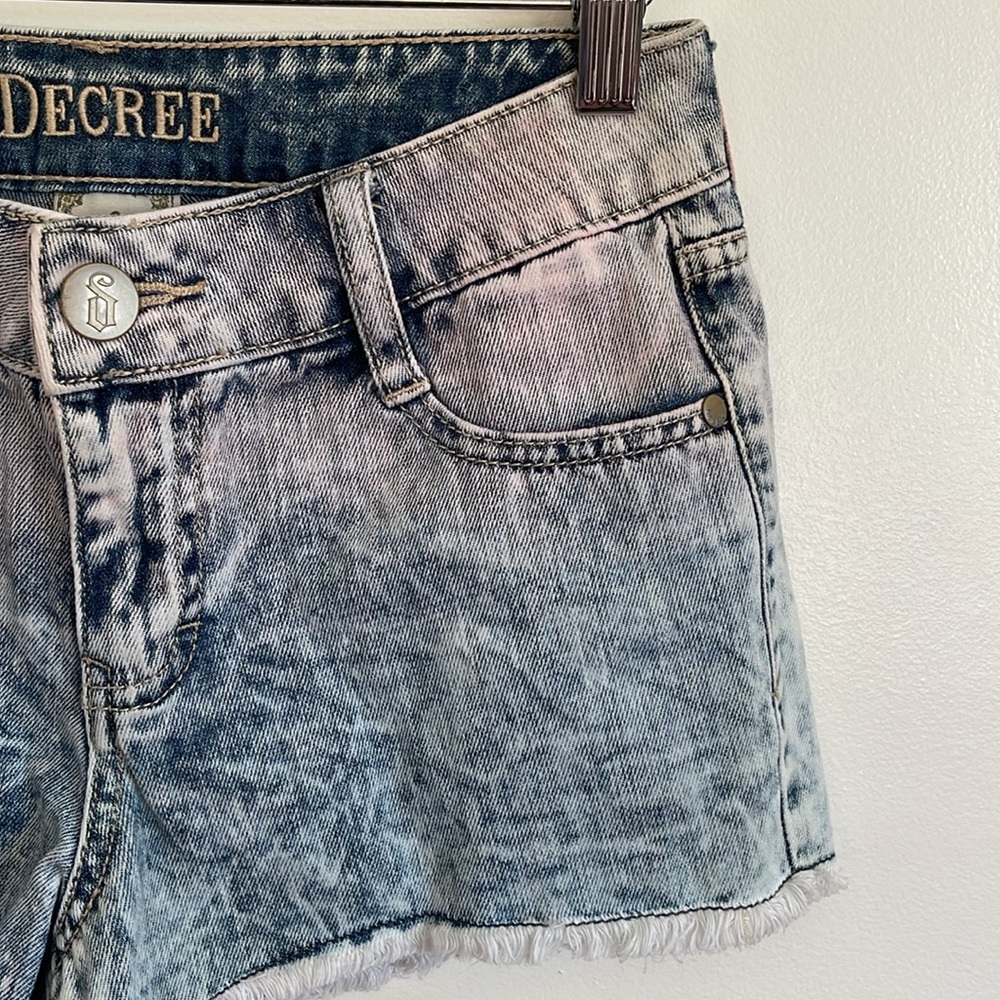 Decree Junior’s Pink Ombré Acid Wash Distressed Retro Cutoff Denim Jean Shorts - Picture 4 of 11